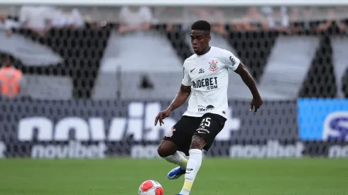 Félix Torres durante confronto contra o Guarani no Campeonato Paulista 2024.
