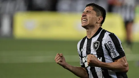 Savarino jogador do Botafogo comemora seu gol durante partida contra o Aurora no estadio Engenhao pelo campeonato Copa Libertadores 2024. 
