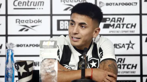 Foto: Vitor Silva/Botafogo – Thiago Almada durante coletiva de apresentação no Botafogo.
