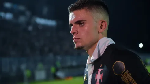  Gabriel Pec jogador do Vasco comemora vitória ao final da partida contra o Bragantino no estádio São Januário pelo campeonato Brasileiro A 2023. Foto: Thiago Ribeiro/AGIF
