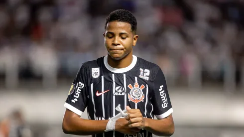 Wesley do Corinthians durante partida contra o Santos no estadio Vila Belmiro pelo campeonato Paulista 2024. Ponta foi visto nervoso após derrota
