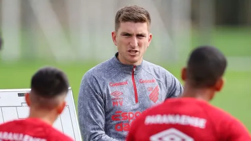 Martín Varini chega no Furacão para substituir Cuca - Foto: Gustavo Oliveira/athletico.com.br