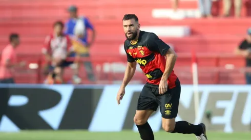 Luciano Castán é um dos pilares da defesa do Sport - Foto: Marlon Costa/AGIF