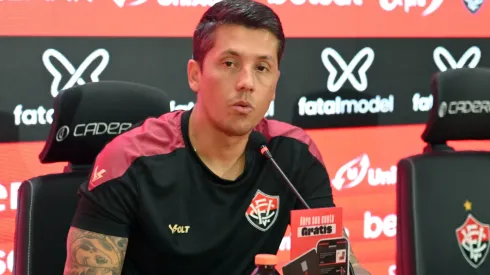 Thiago Carpini elogiou o lateral do Vitória - Foto: Walmir Cirne/AGIF