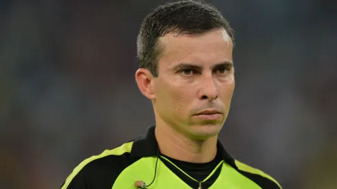 O arbitro Rodrigo Nunes de Sa durante partida do Carioca 2015 no Maracanã. Foto: Pedro Martins/AGIF
