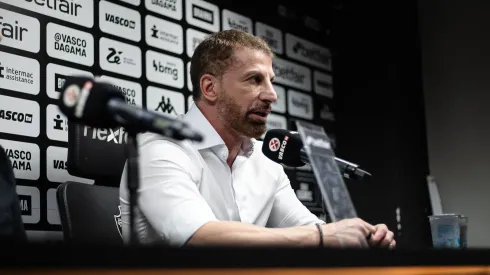 Foto: Leandro Amorim/Vasco – Pedrinho durante coletiva de apresentação de Marcelo Sant'Ana.
