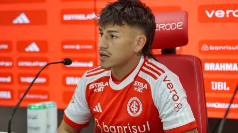 Foto Ricardo Duarte/Internacional – Bernabei durante coletiva de apresentação no Inter. Com pouco espaço, o defensor deve deixar o Colorado em breve.
