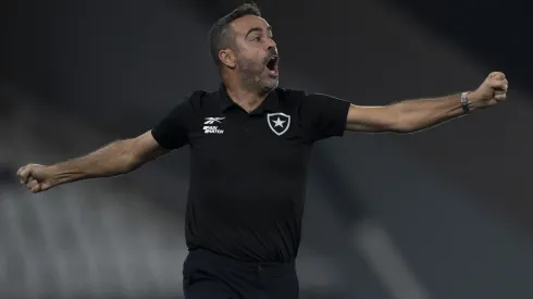 Artur Jorge durante partida contra o Atletico-MG pelo campeonato Brasileiro A (Imagem: Jorge Rodrigues/AGIF)
