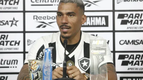 Foto: Vitor Silva/Botafogo – Allan durante apresentação no Botafogo.
