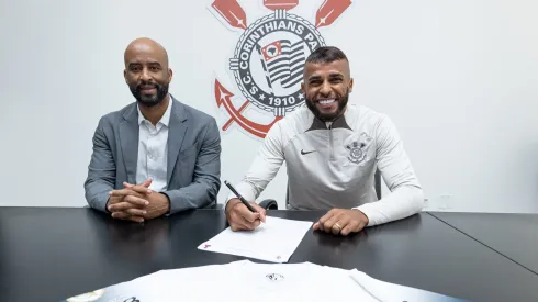 Foto: Rodrigo Coca/Agência Corinthians – Alex Santana assinando com o Corinthians.
