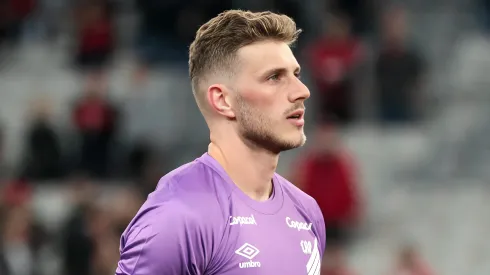 Bento goleiro do Athletico-PR durante execução do hino nacional antes da partida contra o Operário no estádio Arena da Baixada pelo campeonato Paranaense 2024. 
