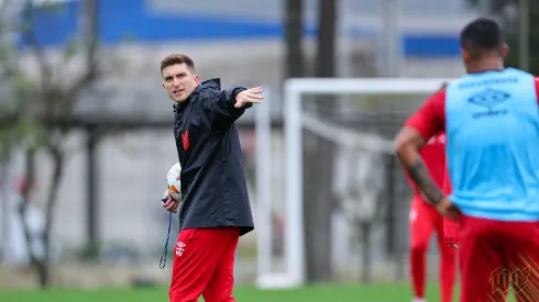 Martín Varini comandando o treino no Athletico-PR nesta terça-feira (16)
