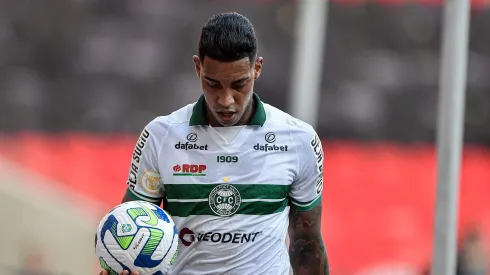 Alef Manga jogador do Coritiba durante partida contra o Flamengo no estadio Maracana pelo campeonato BRASILEIRO A 2023. Ponta foi pedido em adversário brasileiro
