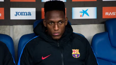 Yerry Mina of FC Barcelona looks on from the bench during the La Liga match between Espanyol and Barcelona at RCDE Stadium on February 4, 2018 in Barcelona, Spain. Colombiano pode ser contratado pelo time carioca
