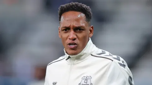 Yerry Mina of Everton warms up prior to the Premier League match between Newcastle United and Everton at St. James Park on February 08, 2022 in Newcastle upon Tyne, England. Defensor pode ir para rival brasileiro
