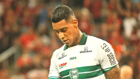 Alef Manga jogador do Coritiba lamenta chance perdida durante partida contra o Athletico-PR no estadio Arena da Baixada pelo campeonato Paranaense 2023. 
