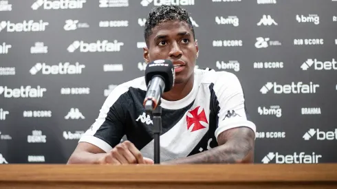 Emerson Rodriguez durante apresentação coletiva no Vasco. Foto: Leandro Amorim/Vasco
