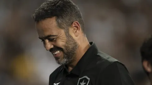 Artur Jorge durante partida contra o LDU no pela Libertadores 2024 ( Foto: Jorge Rodrigues/AGIF)
