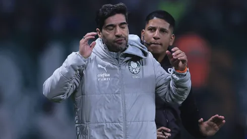 Abel Ferreira, do Palmeiras, durante partida contra o Cruzeiro no pelo campeonato Brasileiro A 2024. Foto: Ettore Chiereguini/AGIF
