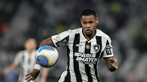 Júnior Santos é um dos destaques do Botafogo na temporada - Foto: Thiago Ribeiro/AGIF
