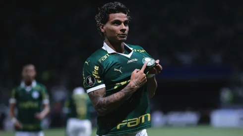 Richard Rios comemora seu gol durante partida contra o Independiente del Valle pela Libertadores 2024. Foto: Ettore Chiereguini/AGIF
