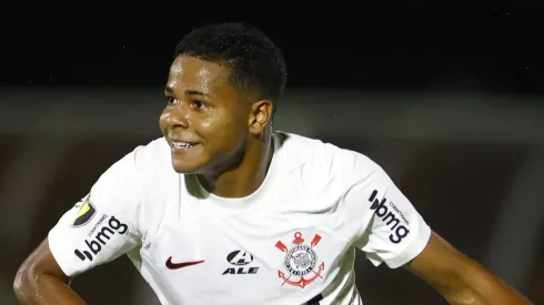 Wesley jogador do Corinthians comemora seu gol durante partida contra o Botafogo-SP no estadio Santa Cruz pelo campeonato Paulista 2024. 
