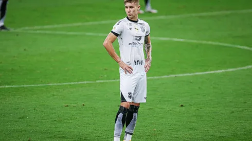 Charles com a camisa do Ceará durante confronto contra o Grêmio no Campeonato Brasileiro de 2020.
