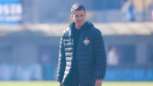 Thiago Carpini tecnico do Vitoria durante partida contra o Gremio pelo campeonato Brasileiro A 2024. Foto: Luiz Erbes/AGIF
