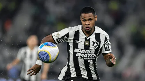 Junior Santos jogador do Botafogo durante partida contra o Palmeiras no estadio Engenhao pelo campeonato Brasileiro A 2024. Ponta não deve jogar as oitavas da Libertadores. 
