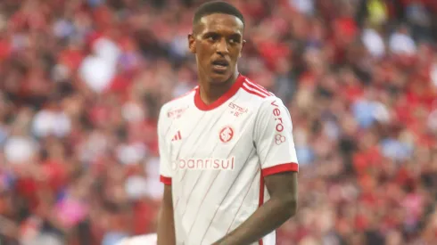 Robert Renan jogador do Internacional durante partida contra o Athletico-PR no estadio Arena da Baixada pelo campeonato Brasileiro A 2024
