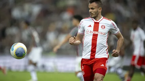 Rene jogador do Internacional durante partida contra o Fluminense no estadio Maracana pelo campeonato Brasileiro A 2024. Defensor deve deixar o time
