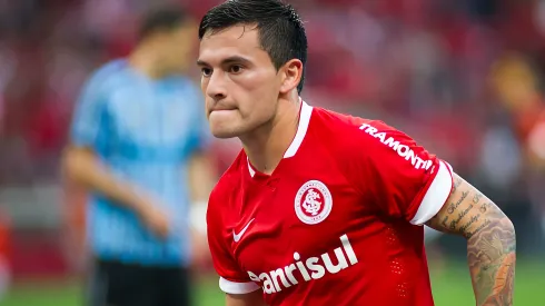 Aranguiz do Internacional comemora seu gol durante partida contra o Gremio pelo Campeonato Brasileiro A 2014 no estadio Beira Rio. Meio-campista deve ficar 
