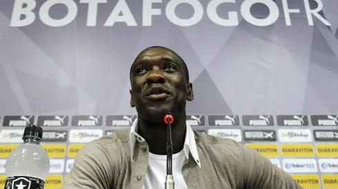 Seedorf durante entrevista coletiva de despedida em 2014.
