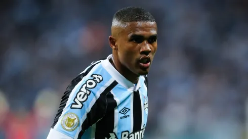 Douglas Costa atuando no Grêmio em 2021
