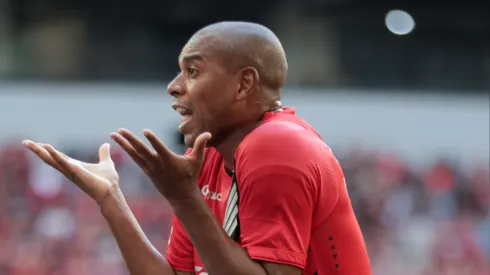 Fernandinho encerra seu contrato no final da temporada - Foto: Robson Mafra/AGIF