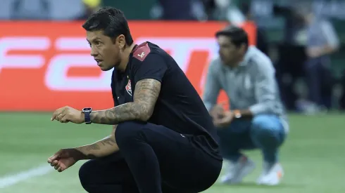 Thiago Carpini tecnico do Vitoria durante partida contra o Palmeiras no estadio Arena Allianz Parque pelo campeonato Brasileiro A 2024. Foto: Marcello Zambrana/AGIF
