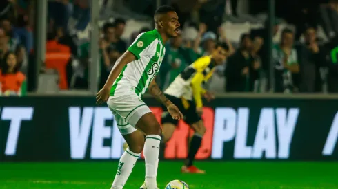 Caique jogador do Juventude durante partida contra o Criciuma no estadio Alfredo Jaconi pelo campeonato Brasileiro A 2024. Meio-campista é cotado no Inter 
