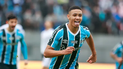 Gustavo Nunes jogador do Grêmio comemora seu gol durante partida contra o Operário no estádio Francisco Stédile pelo campeonato Copa Do Brasil 2024. Ponta pode estar de saída
