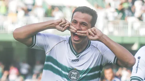 Leandro Damião jogador do Coritiba comemora seu gol durante partida contra o Cianorte no estádio Couto Pereira pelo campeonato Paranaense 2024. Centrovante em duelo pelo Coxa.
