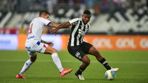 Cuiabano e Everaldo no confronto entre Bahia e Botafogo no Brasileirão 2024.
