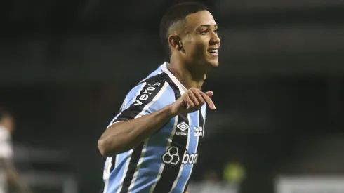 Gustavo Nunes jogador do Grêmio comemora seu gol durante partida contra o The Strongest no estadio Couto Pereira pelo campeonato Copa Libertadores 2024. 
