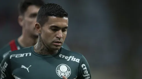 Dudu jogador do Palmeiras durante aquecimento antes da partida contra o Fluminense no estadio Maracana pelo campeonato Brasileiro A 2022. Melhora do ponta foi cobrada
