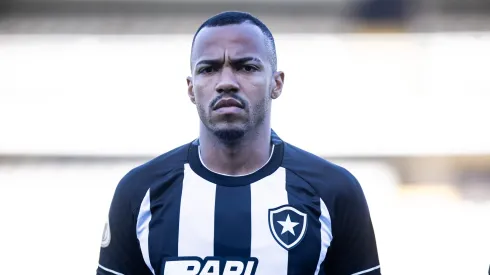 Marlon Freitas jogador do Botafogo durante partida contra o Santos no estadio Vila Belmiro pelo campeonato Brasileiro A 2023. Meio-campista foi cobrado nas redes sociais
