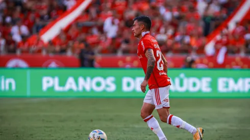 Charles Aranguiz jogador do Internacional durante partida contra o Caxias no estadio Beira-Rio pelo campeonato Gaucho 2024. Meio-campista deve deixar o clube 
