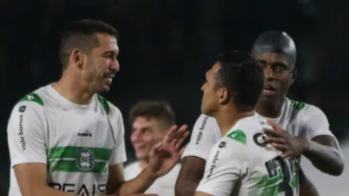 Jogadores do Coritiba comemoram vitória ao final da partida contra o Chapecoense no Couto Pereira pelo Campeonato Brasileiro B 2024. 
