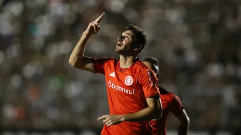 Lucas Alario não engrenou com a camisa do Inter – Foto: Marlon Costa/AGIF
