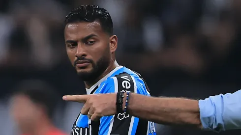 Reinaldo jogador do Grêmio durante partida contra o Corinthians no estádio Arena Corinthians pelo campeonato Brasileiro A 2024. Medalhão virou alvo dos torcedores
