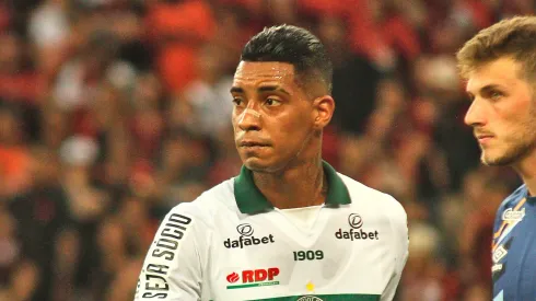 Alef Manga jogador do Coritiba durante partida contra o Athletico-PR no estadio Arena da Baixada pelo campeonato Paranaense 2023. Declaração de Jorginho chegou ao atacante
