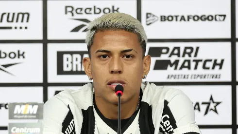 Matheus Martins é apresentado – Foto: Vítor Silva/Botafogo.
