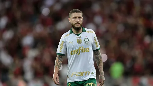  Zé Rafael jogador do Palmeiras durante partida contra o Flamengo no estádio Maracanã pelo campeonato Brasileiro A 2024. Meio-campista foi criticado nas redes sociais 
